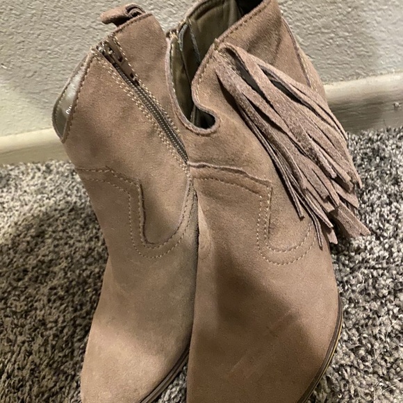 Steve Madden Boots - Picture 3 of 3